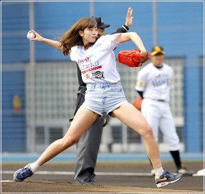 稲村亜美　始球式　2016