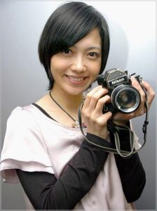 カメラを持っている遠藤久美子